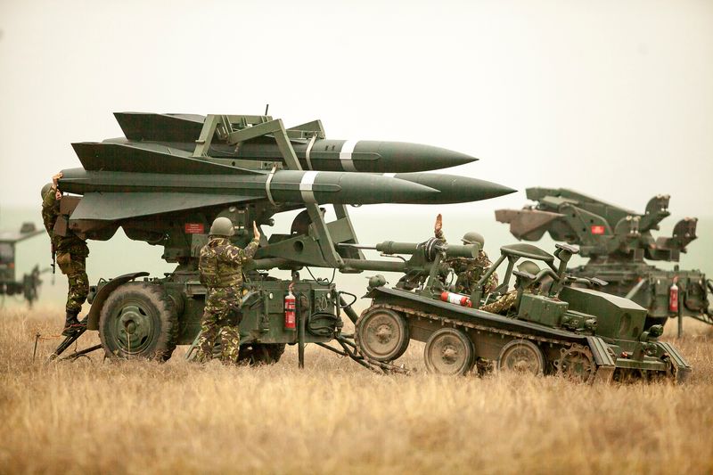 © Reuters. Romanian Army soldiers deploy a HAWK PIP III R ground-to-air missile launch pad during a joint military exercise with the US Army that aimed to test the interoperability of U.S. and Romanian armed forces in the event of a missile attack, near Corbu village in Constanta county, Romania, November 8, 2016. Inquam Photos/Ovidiu Micsik/via REUTERS