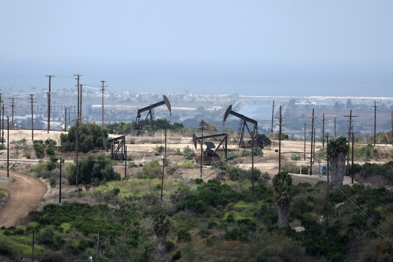 &copy; Reuters. Pompe petrolifere presso un campo petrolifero a Los Angeles, California. REUTERS/Lucy Nicholson
