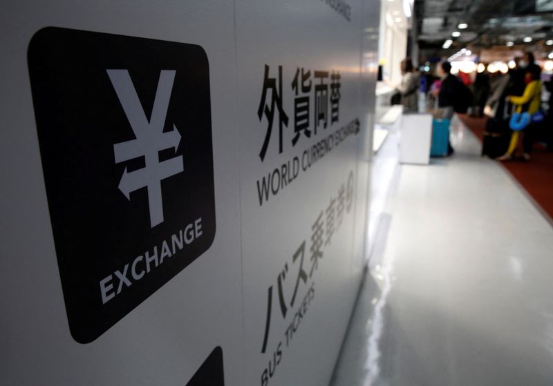 © Reuters. A Japanese Yen currency sign (L) is seen at a currency exchange office as people line up to exchange money at Narita International airport, near Tokyo, Japan, March 25, 2016. REUTERS/Yuya Shino/Files