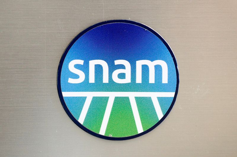 &copy; Reuters. Il logo del gruppo italiano del gas Snam è visibile all'esterno dei suoi uffici a Roma, Italia, 4 giugno 2020. REUTERS/Guglielmo Mangiapane