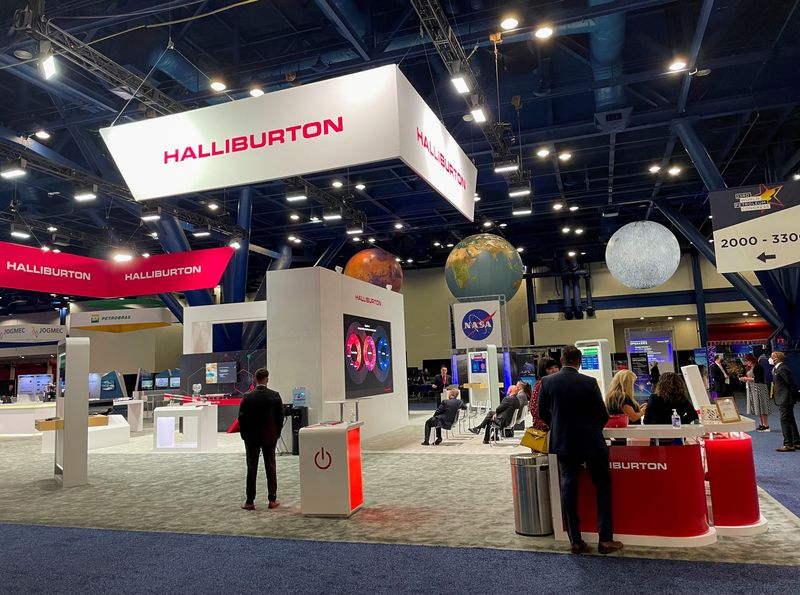 &copy; Reuters. FILE PHOTO: Participants observe a presentation at Halliburton's booth at the World Petroleum Congress in Houston, Texas, U.S. December 7, 2021. REUTERS/Liz Hampton