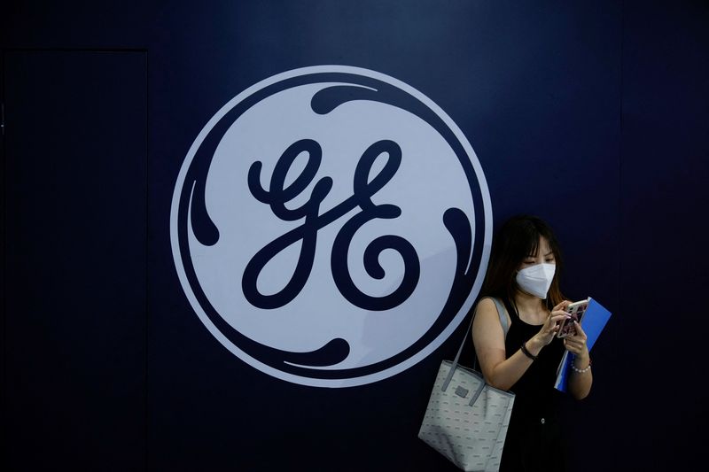&copy; Reuters.  Una donna davanti a un'insegna di General Electric (Ge) durante la Conferenza mondiale sull'intelligenza artificiale, a Shanghai, Cina, 1 settembre 2022.  REUTERS/Aly Song