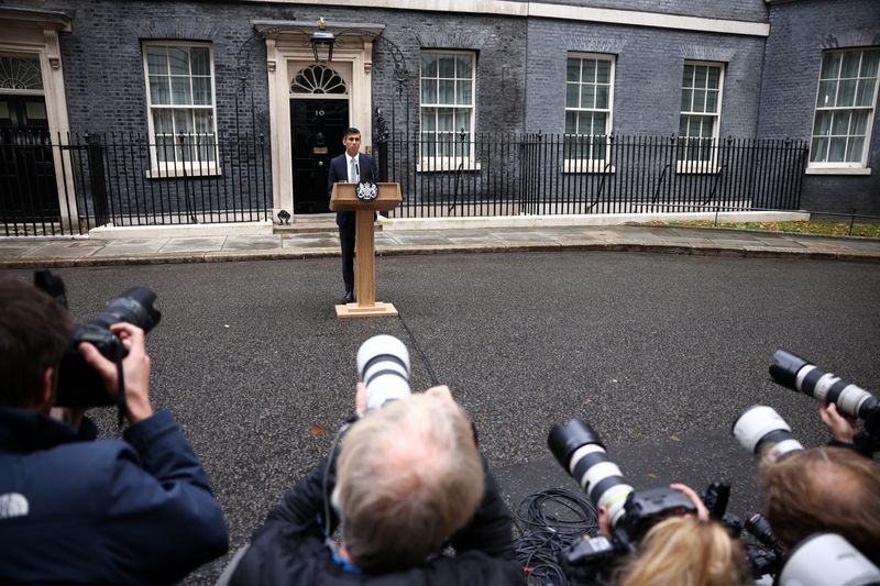 &copy; Reuters. El nuevo primer ministro de Reino Unido, Rishi Sunak, ofrece un discurso frente al número 10 de Downing Street, en Londres, Reino Unido. 25 de octubre de 2022. REUTERS/Hannah McKay