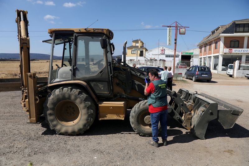&copy; Reuters. FOTO DE ARCHIVO: Un agente de la Guardia Civil toma imágenes del tractor utilizado por Ángel Martín, el hombre que sufrió graves quemaduras el día anterior al intentar cortar el incendio en un campo de trigo en Tábara, España, 19 de julio de 2022. 