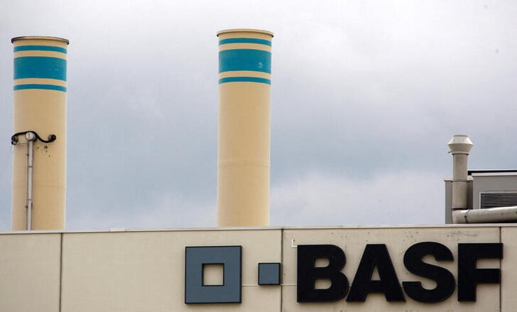 &copy; Reuters. Imagen de archivo del logo de BASF en la fachada de una planta de la empresa química en Schweizerhalle, cerca de Basilea, Suiza.