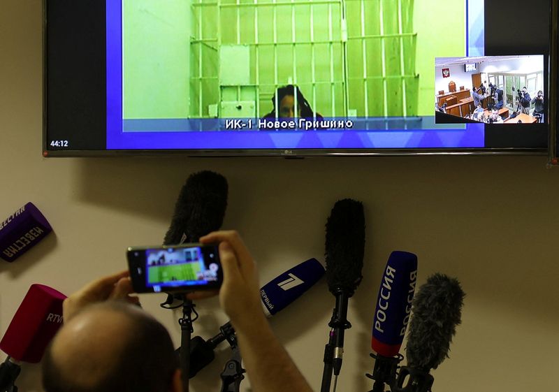 &copy; Reuters. Foto del martes de la basquetbolista estadounidense Brittney Griner apareciendo por video en una audiencia judicial en Krasnogorsk, Moscú. 
Oct 25, 2022. REUTERS/Evgenia Novozhenina