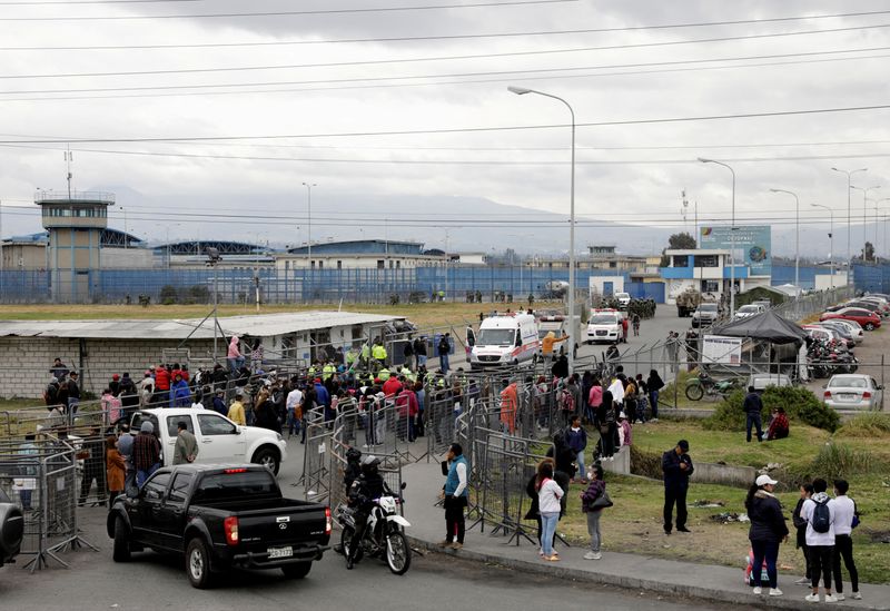 &copy; Reuters. FOTO DE ARCHIVO: Familiares de reclusos miran a través de la reja mientras esperan saber si sus seres queridos están entre los muertos tras un motín en la penitenciaría Cotopaxi No 1, en Latacunga

Oct 4, 2022. REUTERS/Karen Toro 
