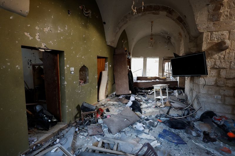 © Reuters. منزل متضرر لعضو من جماعة 