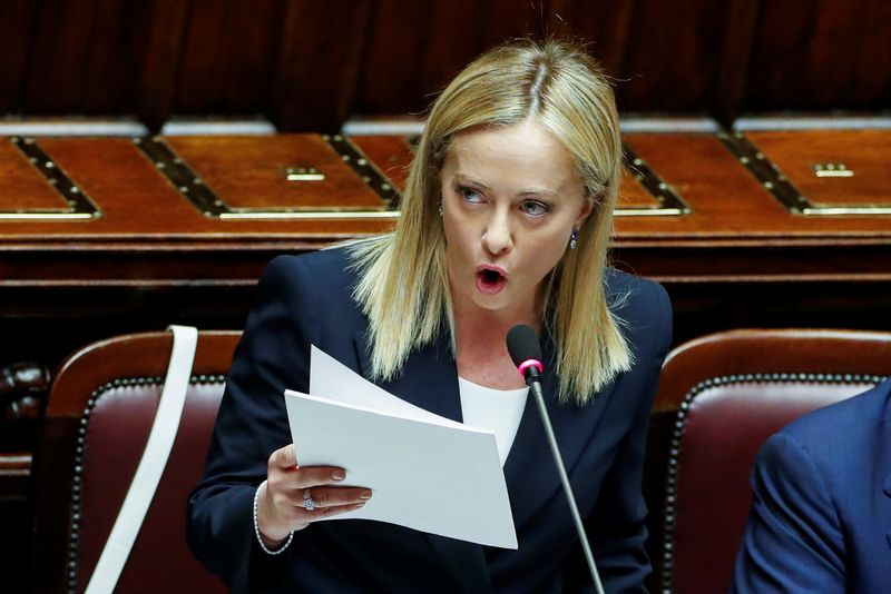 &copy; Reuters. La nueva primera ministra italiana, Giorgia Meloni, pronuncia un discurso ante el Parlamento en Roma, Italia, el 25 de octubre de 2022. REUTERS/Remo Casilli