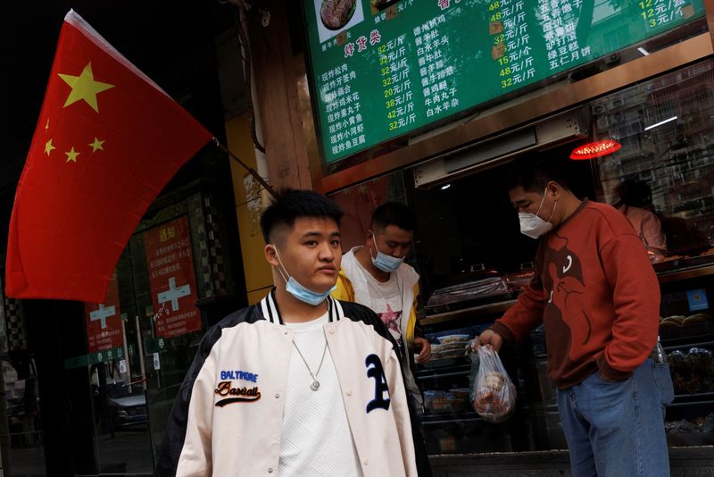 © Reuters. Bandeiras nacionais chinesas tremulam em rua de Pequim
20/10/2022
REUTERS/Thomas Peter