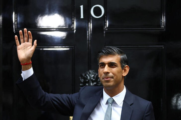 &copy; Reuters. El nuevo primer ministro británico, Rishi Sunak, saluda en la puerta del Número 10 de Downing Street, en Londres, Reino Unido. 25 octubre 2022. REUTERS/Hannah McKay