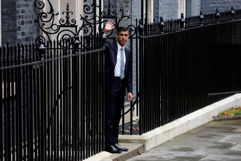 © Reuters. Britain's new Prime Minister Rishi Sunak waves outside Number 10 Downing Street, in London, Britain, October 25, 2022. REUTERS/Peter Nicholls