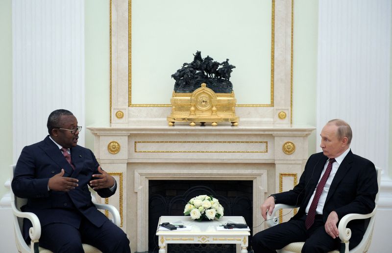 &copy; Reuters. El presidente ruso Vladimir Putin asiste a una reunión con Umaro Sissoco Embalo, presidente de Guinea-Bissau, presidente de la Comunidad Económica de Estados de África Occidental (CEDEAO), en Moscú, Rusia. 25 de octubre de 2022. Sputnik/Mikhail Klimen