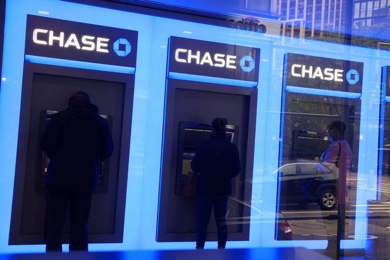 &copy; Reuters. FILE PHOTO: People use ATMs at a Chase Bank branch in Manhattan, New York City, U.S., May 20, 2022. REUTERS/Andrew Kelly