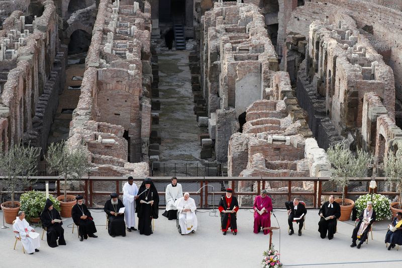 &copy; Reuters. Papa Francisco lidera un rezo interreligioso para la paz en el Coliseo en Roma, Italia, 25 de octubre del  2022. REUTERS/Remo Casilli