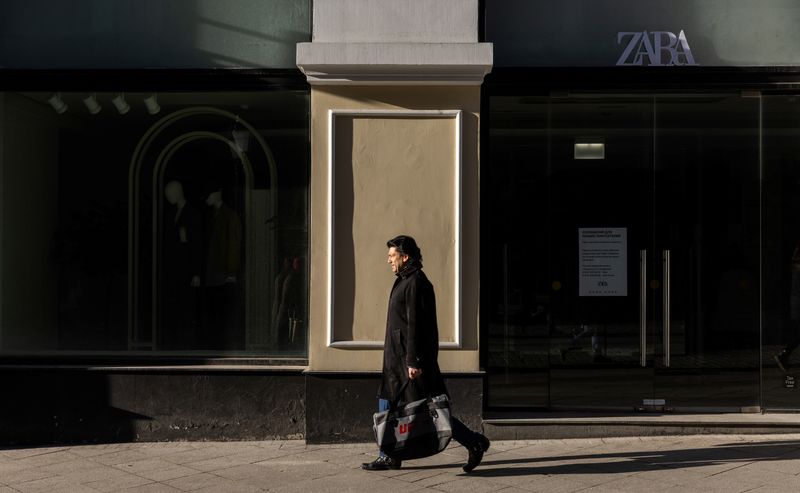 &copy; Reuters. FILE PHOTO: A man walks past a closed Zara store in central Moscow, Russia March 15, 2022. REUTERS/Maxim Shemetov