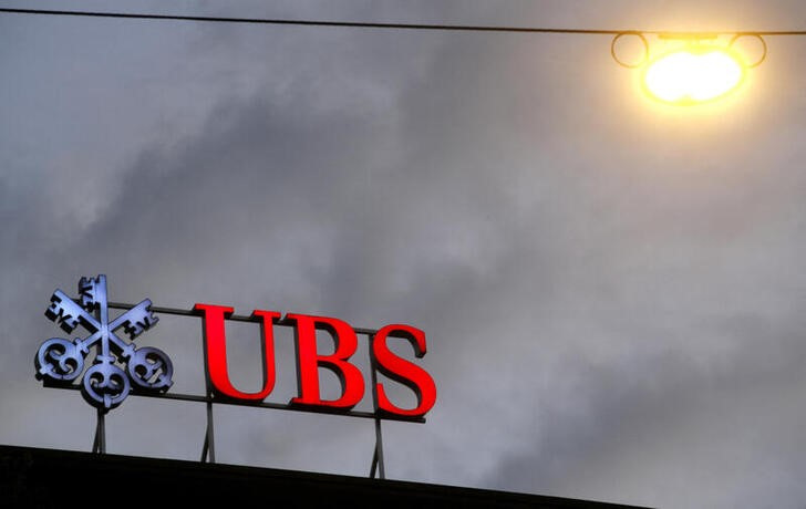 &copy; Reuters. Imagen de archivo del logo del banco suizo UBS en una sede en Zúrich, Suiza.