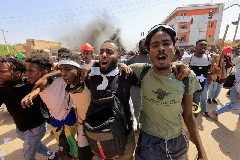 &copy; Reuters. محتجون خلال مظاهرة ضد الحكم العسكري في الخرطوم يوم الثلاثاء. تصوير: محمد نور الدين عبد الله - رويترز. 