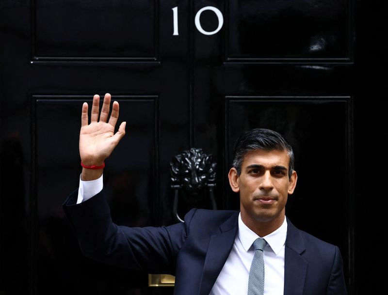 &copy; Reuters. Nuevo primer ministro británico, Rishi Sunak, saluda al entrar en el número 10 de Downing Street, en Londres, Reino Unido, el 25 de octubre,  2022. REUTERS/Henry Nicholls