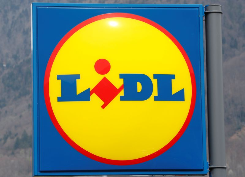 © Reuters. FILE PHOTO: The logo of retailer Lidl is seen in Schaenis, Switzerland April 3, 2019.  REUTERS/Arnd Wiegmann