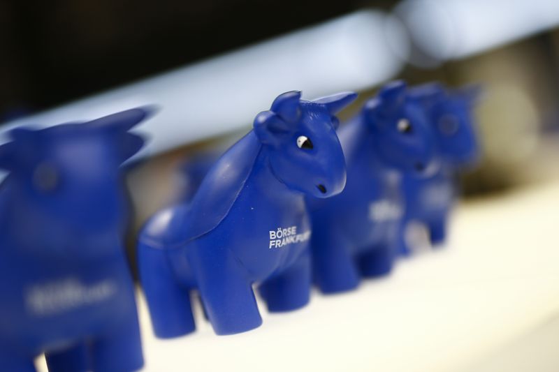 &copy; Reuters. Des figurines de taureaux en plastique, symboles de la bourse de Francfort, sont photographiées à la bourse de Francfort. /Photo d'archives du 15 janvier 2015/REUTERS/Kai Pfaffenbach