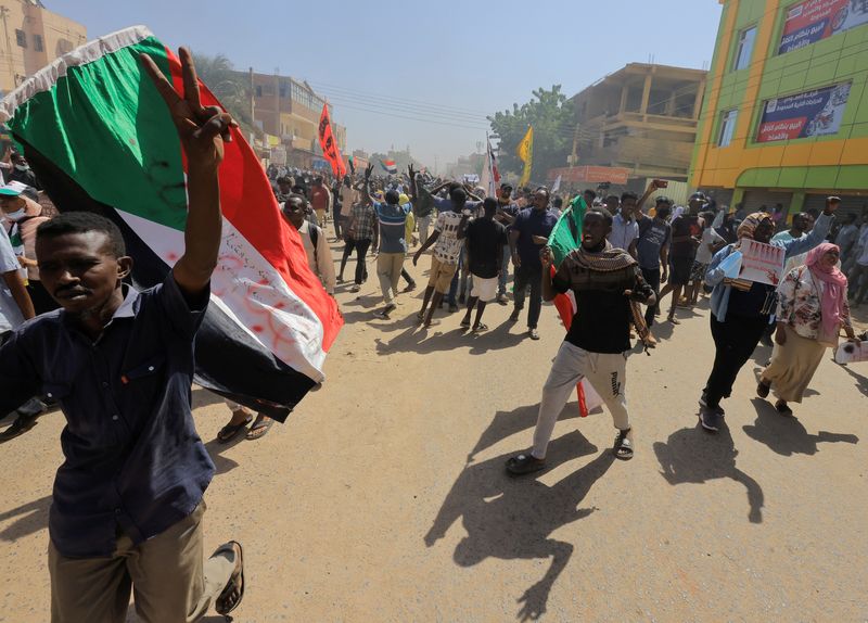 © Reuters. محتجون خلال مسيرة ضد الحكم العسكري في الخرطوم يوم الثلاثاء. تصوير: محمد نور الدين عبد الله - رويترز. 