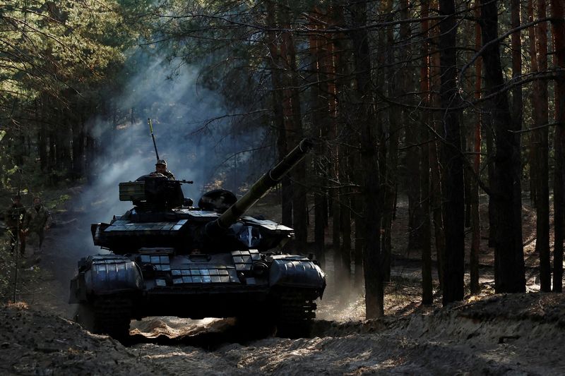 © Reuters. Ukrainian soldiers drive a captured Russian tank after re-fitting it for use in battle, in Kupiansk region of Kharkiv Oblast, Ukraine, October 15, 2022. REUTERS/Clodagh Kilcoyne   