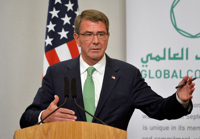 &copy; Reuters. Imagem de arquivo: O então secretário de Defesa dos EUA Ash Carter em entrevista coletiva em 2016. REUTERS/Hannah McKay/File Photo