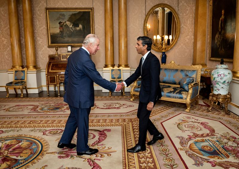 © Reuters. King Charles III welcomes Rishi Sunak during an audience at Buckingham Palace, London, where he invited the newly elected leader of the Conservative Party to become Prime Minister and form a new government. Picture date: Tuesday October 25, 2022. Photo credit should read: Aaron Chown/PA Wire     Aaron Chown/Pool via REUTERS     