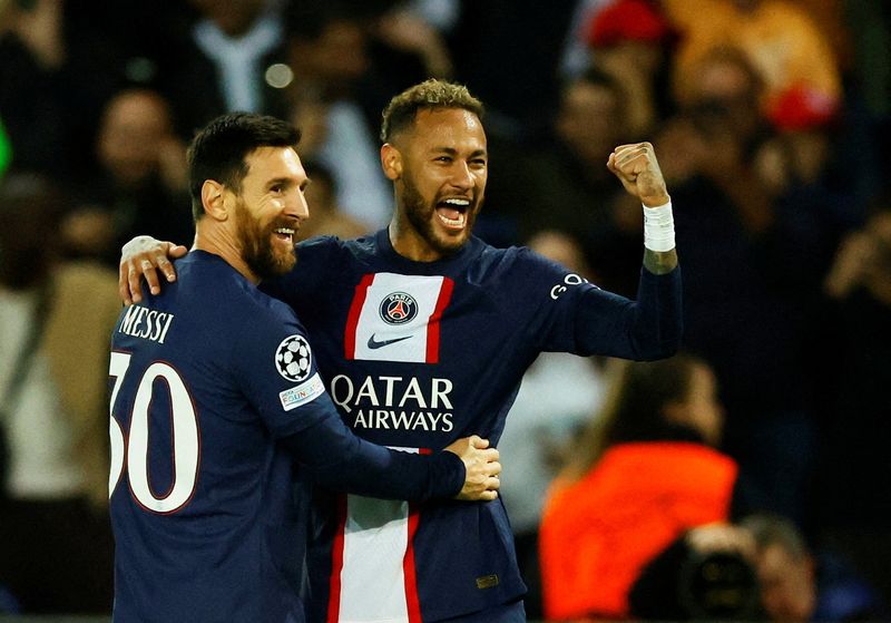 &copy; Reuters. Lionel Messi e Neymar comemoram o terceiro gol contra o Maccabi Haifa pela Liga dos Campeões. REUTERS/Sarah Meyssonnier   