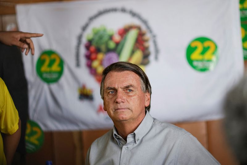 © Reuters. Brazil's President and candidate for re-election Jair Bolsonaro attends an election campaign at a settlement of rural workers in Brasilia, Brazil October 24, 2022. REUTERS/Adriano Machado