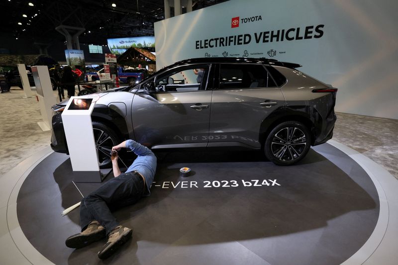 &copy; Reuters. FILE PHOTO: A worker prepares 2023 Toyota Electric bZ4X at the 2022 New York International Auto Show, in Manhattan, New York City, U.S., April 13, 2022. REUTERS/Brendan McDermid