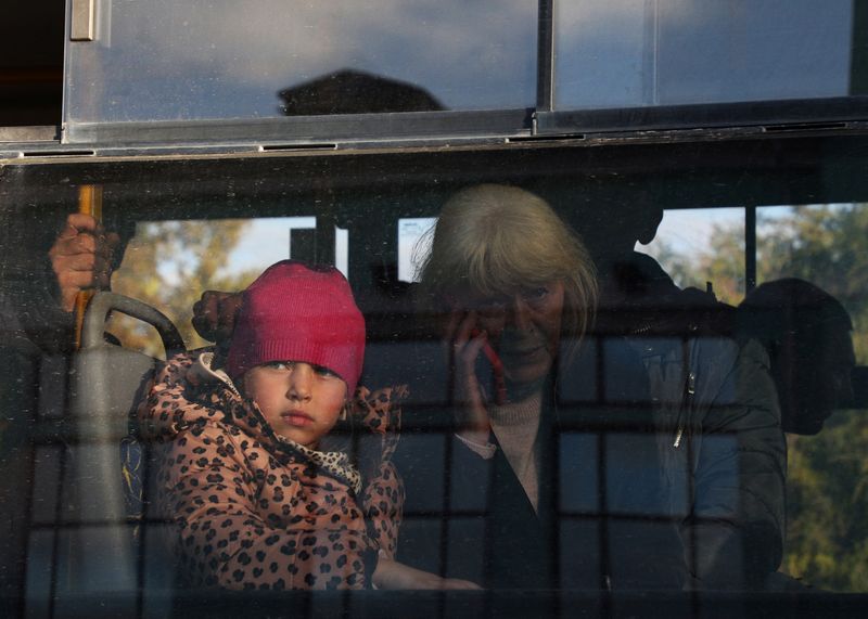 &copy; Reuters. مدنيون تم إجلاؤهم من منطقة خيرسون في حافلة لدى وصولهم إلى محطة قطار ببلدة في شبه جزيرة القرم بتاريخ 24 أكتوبر تشرين الأول 2022. تصوير:  أليكسي با