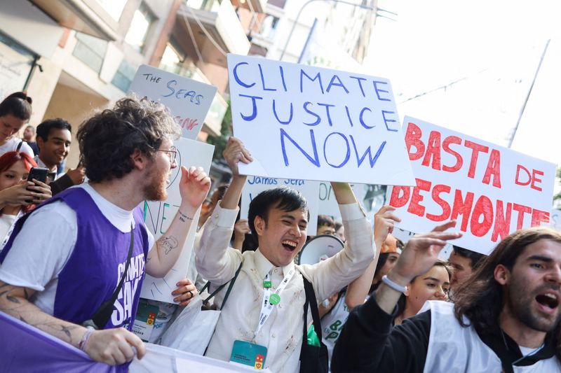 &copy; Reuters. نشطاء من حركة تمرد ضد الانقراض يحتجون خلال مؤتمر مناخي في بوينس إيرس بالأرجنتين بتاريخ 21 أكتوبر تشرين الأول 2022. تصوير: كريستينا سيله - رويترز