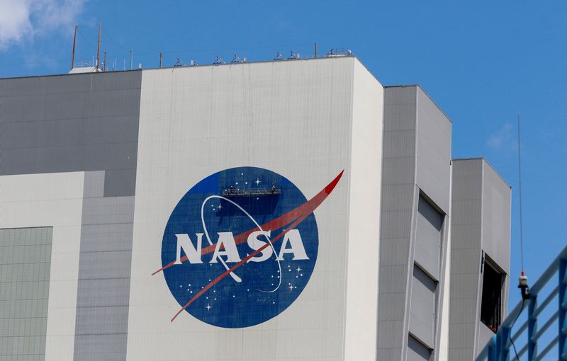 &copy; Reuters. Un bâtiment d'assemblage de véhicules de la NASA, à Cap Canaveral, en Floride. /Photo prise le 19 mai 2020/REUTERS/Joe Skipper