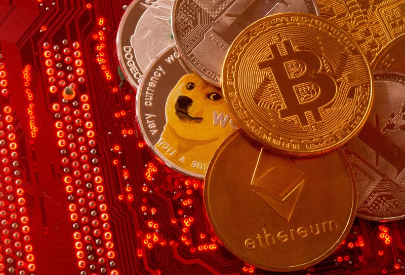 &copy; Reuters. FILE PHOTO: Representations of cryptocurrencies Bitcoin, Ethereum, DogeCoin, Ripple, Litecoin are placed on PC motherboard in this illustration taken, June 29, 2021. REUTERS/Dado Ruvic/Illustration