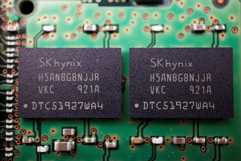 &copy; Reuters. FOTO DE ARCHIVO. Imagen de ilustración de chips de memoria del proveedor surcoreano de semiconductores SK Hynix en una placa de circuito de un ordenador. 25 de febrero de 2022. REUTERS/Florence Lo