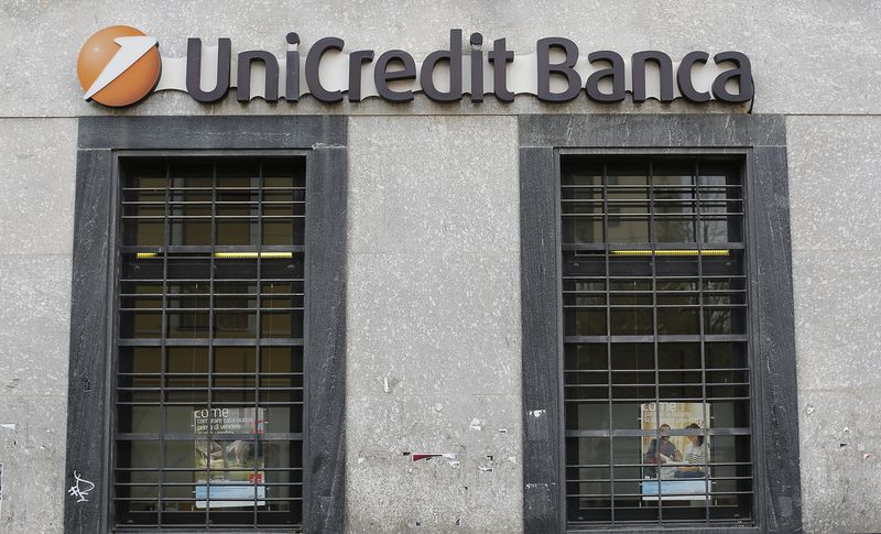 &copy; Reuters. FOTO DE ARCHIVO. El logo de Unicredit Banca en Foggia, Italia