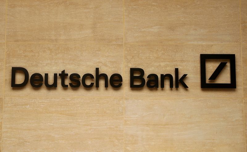 &copy; Reuters. Il logo di Deutsche Bank è raffigurato in un ufficio della società a Londra, in Gran Bretagna, l'8 luglio 2019. REUTERS/Simon Dawson