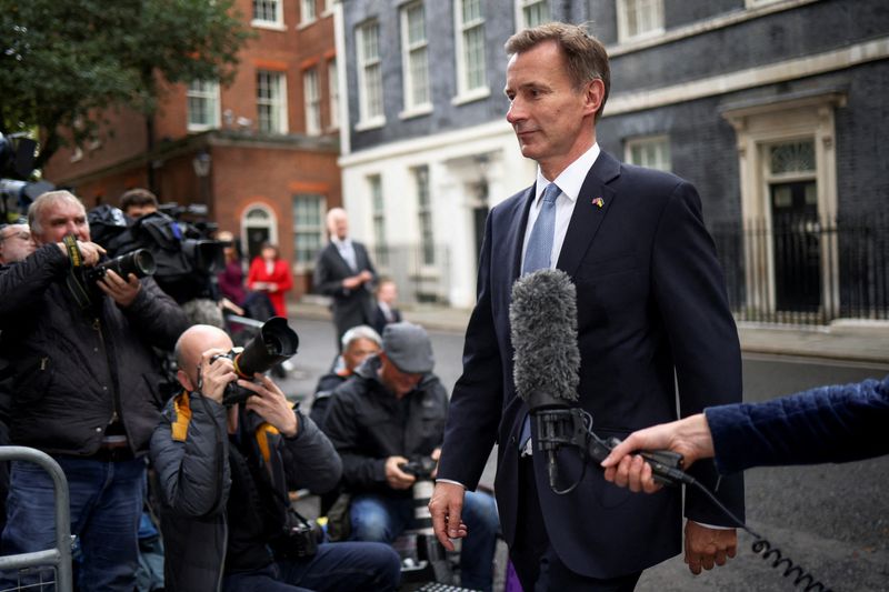 &copy; Reuters. FOTO DE ARCHIVO. Jeremy Hunt camina frente al número 10 de Downing Street, en Londres, Reino Unido. 25 de octubre de 2022. REUTERS/Henry Nicholls