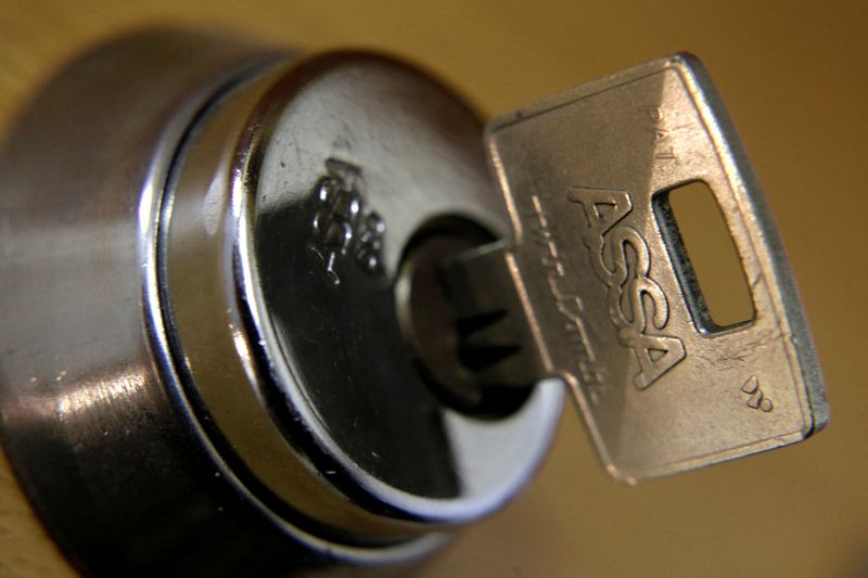© Reuters. FILE PHOTO: An Assa Abloy lock and key are displayed in a shop in Riga, September 19, 2013. REUTERS/Ints Kalnins/File Photo