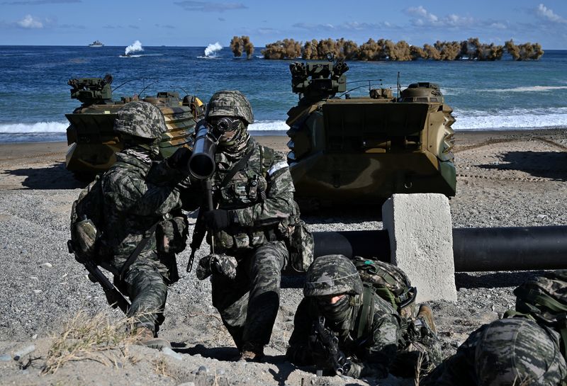 © Reuters. South Korean Marines take position on a beach during a landing operation as part of the annual Hoguk military exercise in Pohang, South Korea October 26, 2022. Jung Yeon-je/Pool via REUTERS