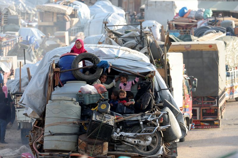 &copy; Reuters. Syrian refugees sit with their belongings on a pick-up truck as they prepare to return to Syria from Wadi Hmayyed, on the outskirts of the Lebanese border town of Arsal, Lebanon October 26, 2022. REUTERS/Mohamed Azakir