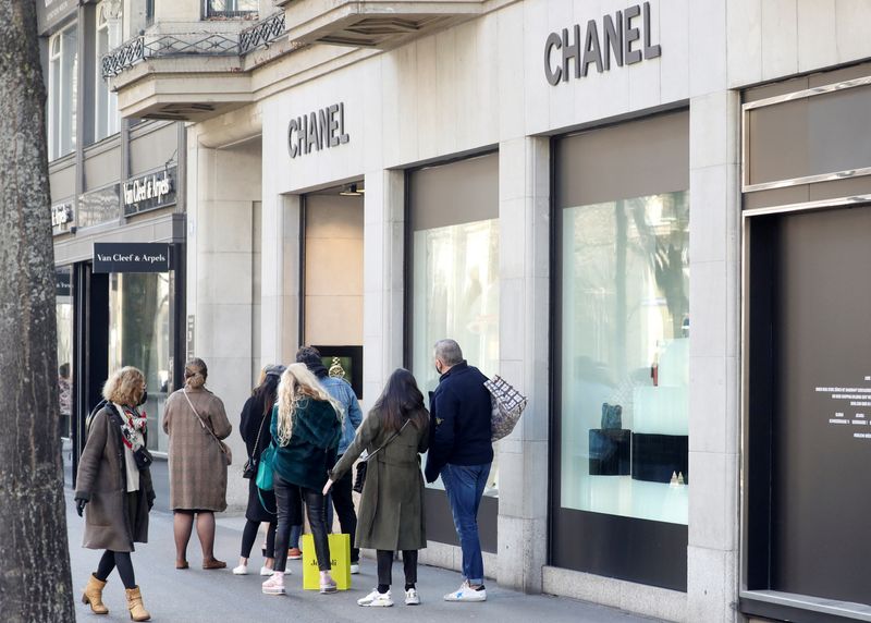 &copy; Reuters. Des acheteurs font la queue devant une boutique Chanel. /Photo prise le 1er mars 2021/REUTERS/Arnd Wiegmann