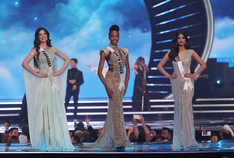 &copy; Reuters. FILE PHOTO: The final 3 Miss Universe candidates Miss Paraguay Nadia Ferreira, Miss South Africa Lalela Mswane and Miss India Harnaaz Sandhu pose during the Miss Universe pageant in the Red Sea resort of Eilat, Israel December 13, 2021. REUTERS/Ronen Zvul