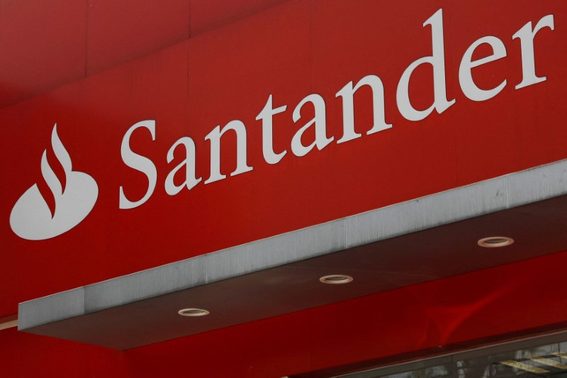 &copy; Reuters. Il logo di Santander in una filiale di Città del Messico, Messico, 12 aprile 2019. REUTERS/Edgard Garrido