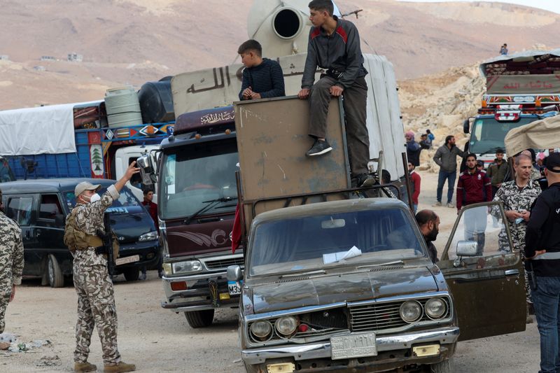 &copy; Reuters. لاجئون سوريون يستعدون للعودة إلى سوريا في مدينة عرسال الحدودية بلبنان يوم الأربعاء. تصوير: محمد عزاقير - رويترز.