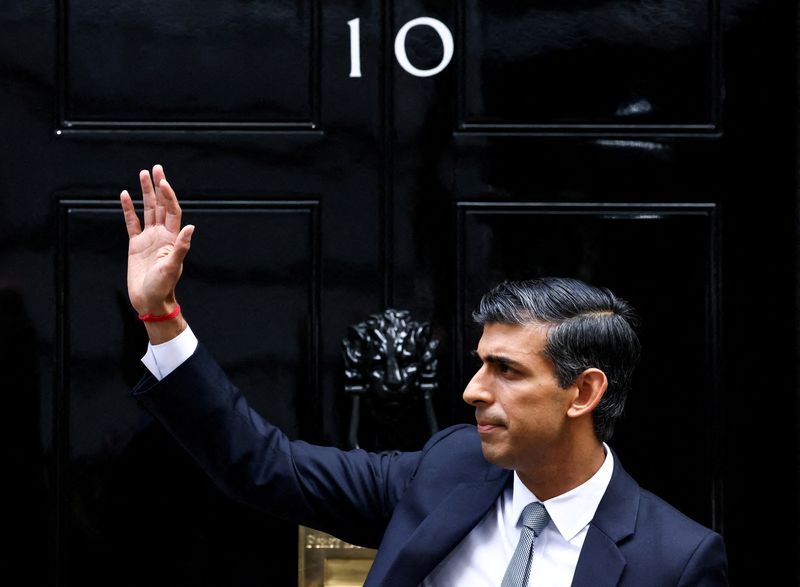 &copy; Reuters. Britain's new Prime Minister Rishi Sunak waves as he enters Number 10 Downing Street, in London, Britain, October 25, 2022. REUTERS/Henry Nicholls