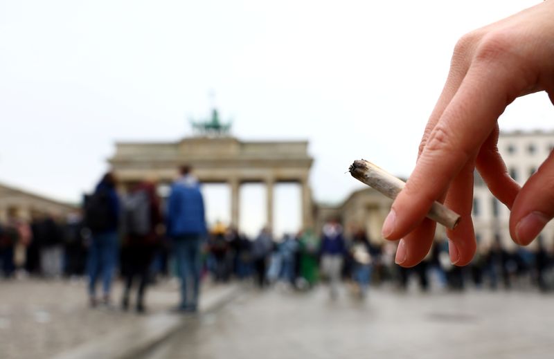 © Reuters. A person holds a joint as activists gather to mark the annual world cannabis day and to protest for legalization of marijuana, in front of the Brandenburg Gate, in Berlin, Germany, April 20, 2022. REUTERS/Lisi Niesner/File Photo