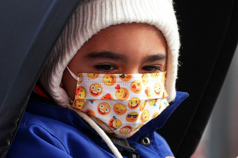 © Reuters. A child rides in a stroller while wearing a mask in Times Square during the coronavirus disease (COVID-19) pandemic in the Manhattan borough of New York City, New York, U.S., December 15, 2021.  REUTERS/Carlo Allegri/File Photo